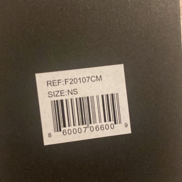 Apparis white fluffy Scarf. New w/ tags - Picture 4 of 4